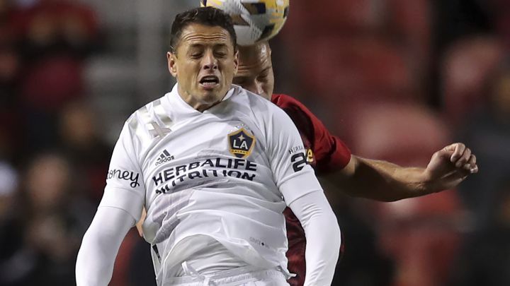 Chicharito pelea el balón en el encuentro ante Real Salt Lake