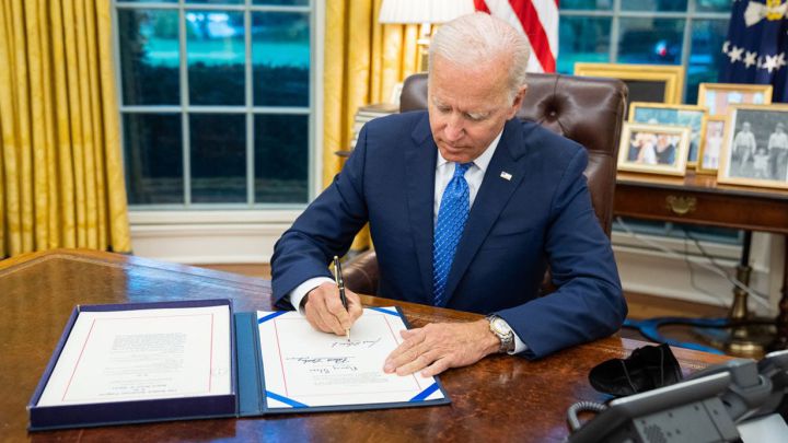 El presidente Biden firmó un proyecto de ley para evitar un cierre federal parcial, así como mantener al gobierno financiado hasta el 3 de diciembre.