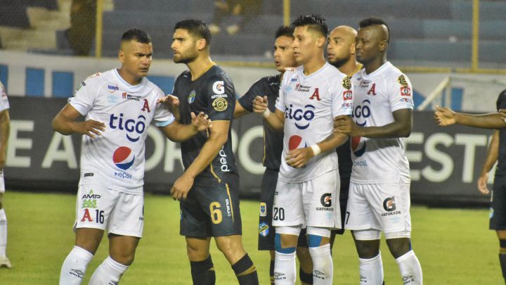 Jugadores de Alianza defendiendo tiro de esquina en partido de Liga CONCACAF ante Comunicaciones de Guatemala.