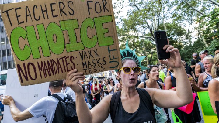 El gobierno de la ciudad de Nueva York requiere que los maestros se vacunen contra el COVID-18, pero estos quieren bloquear el mandato. Aquí las razones.