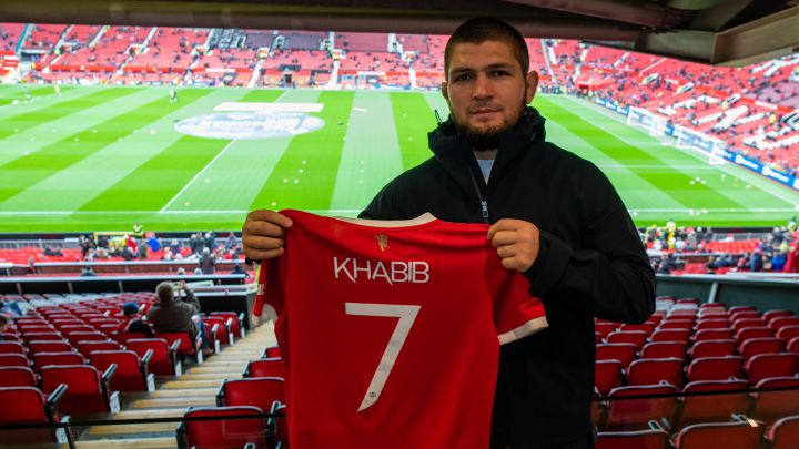 Khabib Nurmagomedov posa con jersey del Manchester United previo a juego de Premier League en Old Trafford ante Everton.