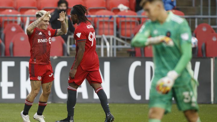 Yeferson Soteldo celebra con Ifunanyachi Achara su gol ante Chicago Fire en juego con Toronto.