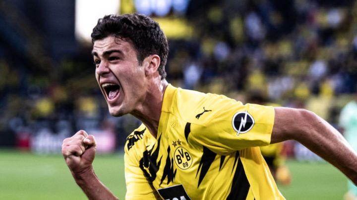 Giovanni Reyna celebra su primer gol en Bundesliga con Borussia Dortmund ante Borussia Mönchengldabach en 2020.