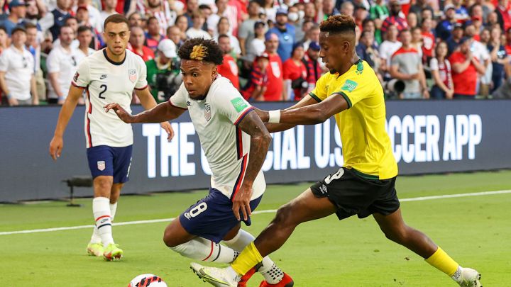 Weston McKennie juega el balón con Jamal Lowe en partido de Eliminatoria CONCACAF entre Estados Unidos y Jamaica.