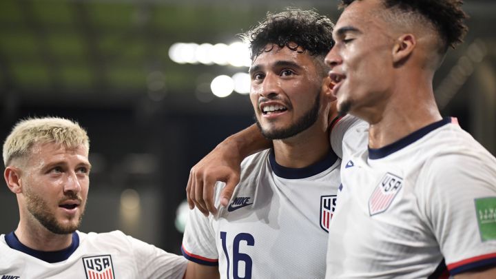 Ricardo Pepi celrbra con Paul Arriola y Antonee Robinson uno de sus dos goles en contra de Jamaica como parte de la Eliminatoria CONCACAF.