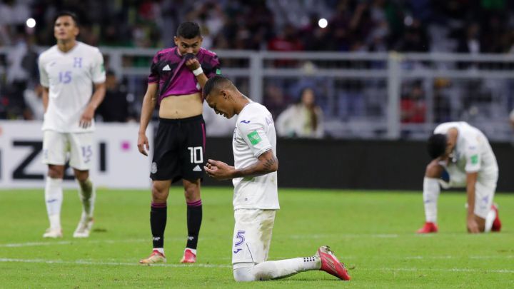 Kervin Arriaga reza en el centro del campo previo al arranque del partido de Eliminatoria CONCACAF entre México y Honduras.