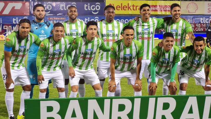 Carlos "Gullit" Peña en foto previa del partido entre Antigua y Xelajú en la Liga Nacional de Guatemala.