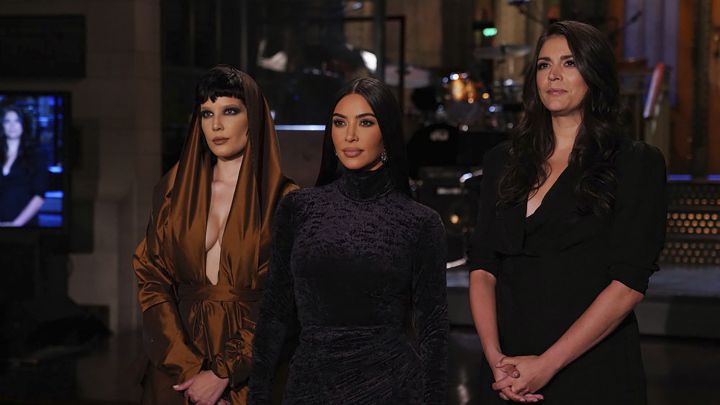 Kim Kardashian no desaprovechó su debut en ‘Saturday Night Live’ para burlarse de sí misma, su familia, su divorcio de Kanye West y más. Aquí su monólogo.