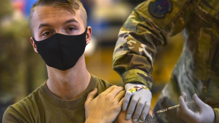 Cientos de miles de militares aún no están completamente vacunados contra el COVID-19, pero el plazo para cumplir con el mandato de vacunación se acerca.