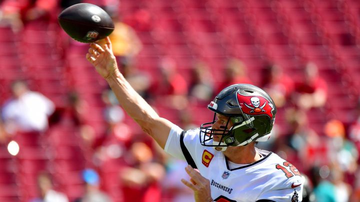 Tom Brady lanza el balón en el raymond James Stadium.