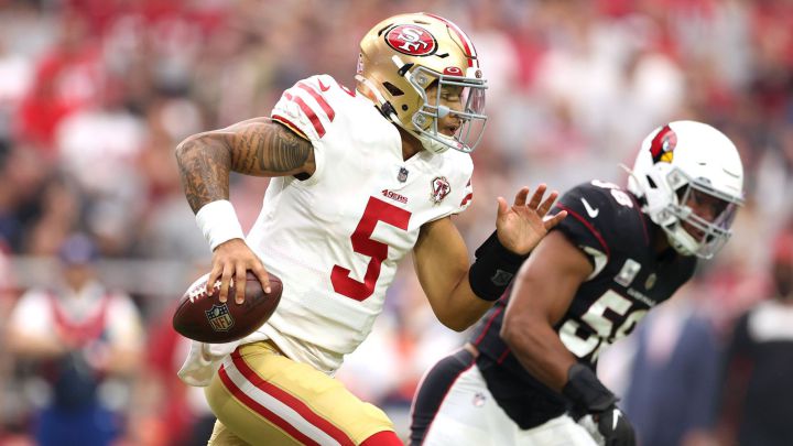 Trey Lance corre en el State Farm Stadium.