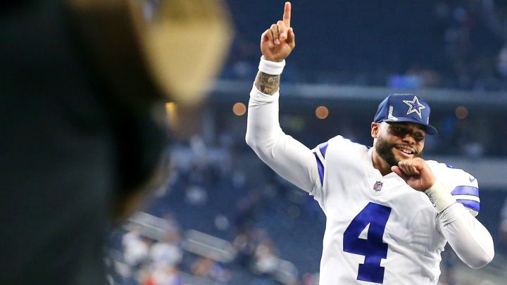 Dak Prescott celebra tras el triunfo de los Dallas Cowboys sobre los New York Giants en el juego de la Semana 5 de la NFL en el AT&T Stadium.