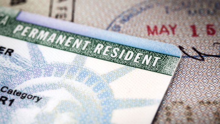 Aunque obtener la Green Card puede confundirse con haber obtenido la ciudadanía, ambas situaciones son diferentes y ofrecen distintos privilegios.