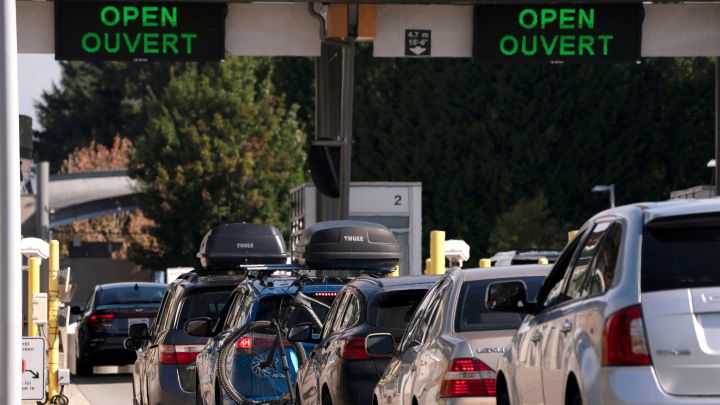 Estados Unidos levantará las restricciones en sus fronteras terrestres con Canadá y México para los extranjeros completamente vacunados contra el COVID-19.