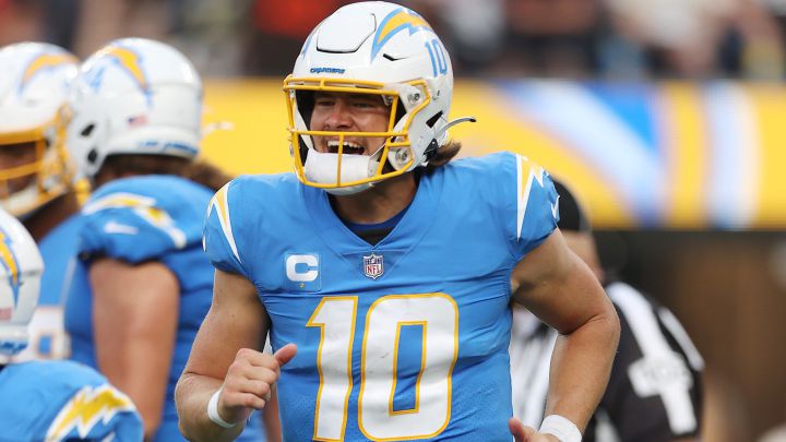Justin Herbert celebra tras uno de sus tres pases de touchdown ante los Cleveland Browns en el SoFi Stadium.