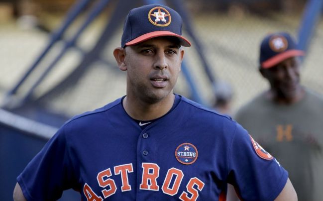 En 2017 Alex Cora se uniformó con los colores de los Astros al desempeñarse como coach de banca