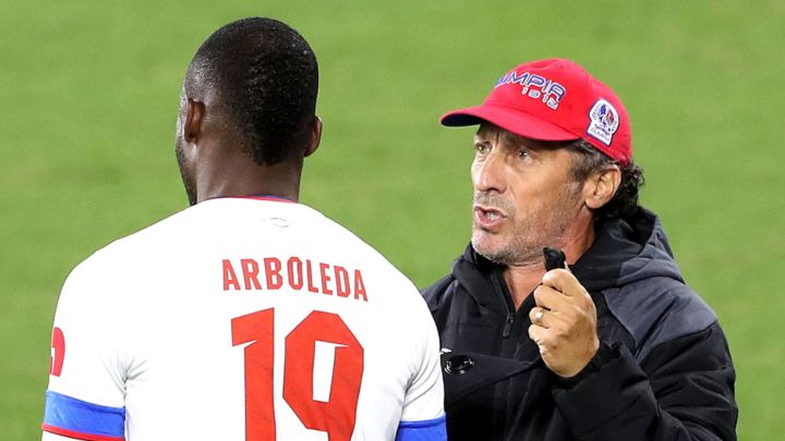 Pedro Troglio habla con Yustin Arboleda antes de que ingrese en partido de Concachampions de Olimpia ante Tigres.