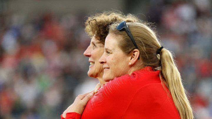 Michelle Akers y Cindy Parlow siendo conmemoradas en partido amistoso de USWNT ante Bélgica en el Banc of California Stadium.