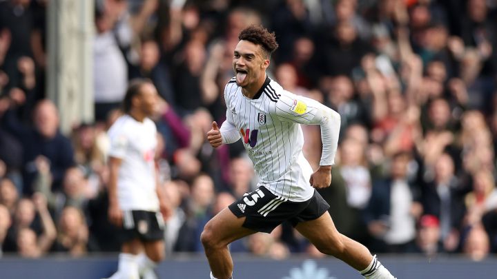 Antonee Robinson festeja su gol y cuarto para Fulham en victoria ante Queens Park Rangers en Craven Cottage.