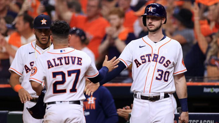 Altuve festeja un cuadrangular.