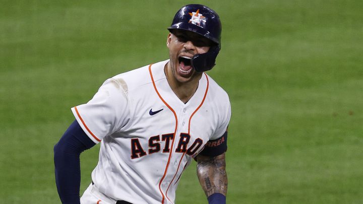 Carlos Correa festeja después d epegar un cuadrangular en el primer partido de la ALCS.