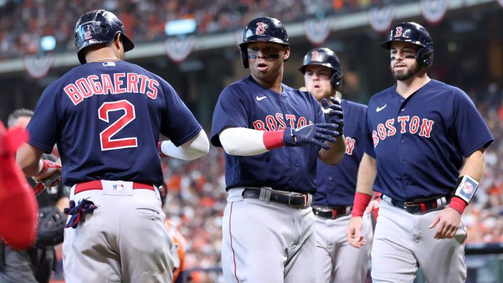 Rafael Devers y Xander Bogaerts festejan un grand slam.