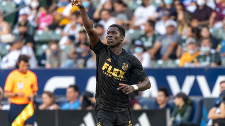 Mamadou Fall celebra su gol en el clásico de El Tráfico entre LA Galaxy y LAFC.