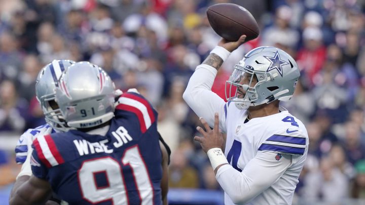 Dak Prescott lanzando el ovoide.