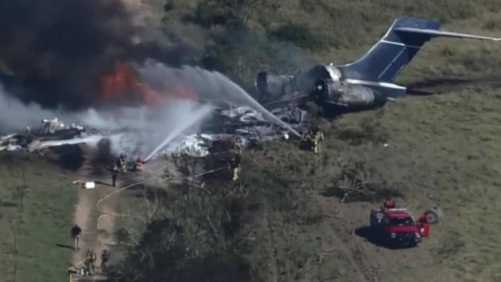Se estrella un avión MD87 con 21 pasajeros en Houston, Texas