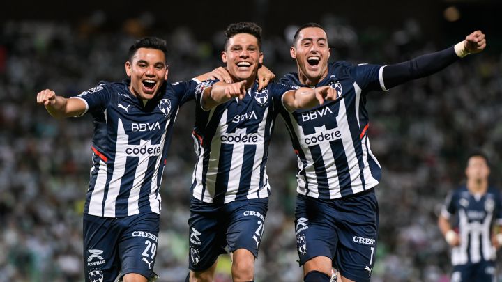 Carlos Rodríguez, Arturo González y Rogelio Funes Mori festejan gol de Monterrey en contra de Santos en el Estadio TSM Corona.