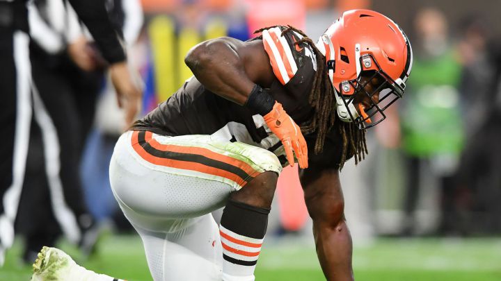 Kareem Hunt se lesionó en el FirstEnergy Stadium.