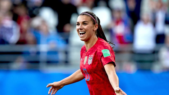 La futbolista Alex Morgan siempre utiliza una cinta rosa en el pelo en cada partido, detalle que esconde un mensaje muy emotivo. Aquí todos los detalles.