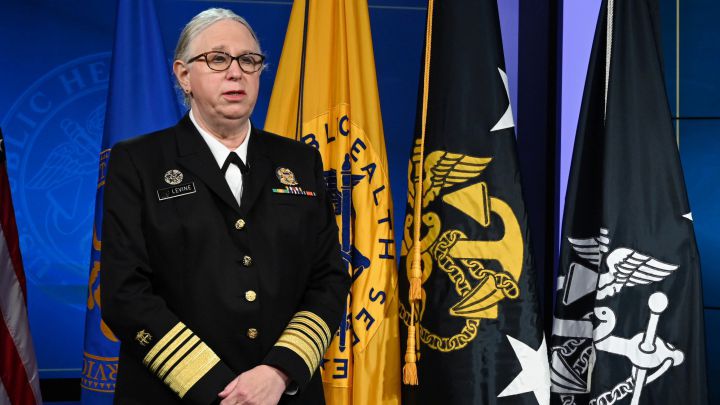 La Dra. Rachel Levine ha hecho historia una vez más, ya que se ha convertido en la primera oficial de cuatro estrellas abiertamente transgénero en Estados Unidos.