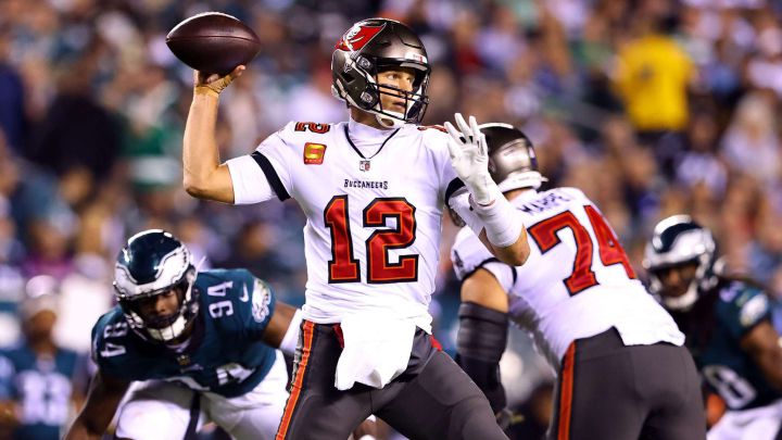 Tom Brady intenta un pase durante el juego de la Semana 6 ante los Philadelphia Eagles.