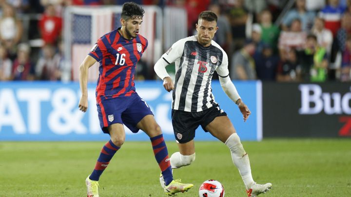 Ricardo Pepi y Francisco Calvo pelean por esférico en partido de Eliminatoria CONCACAF entre Estados Unidos y Costa Rica.