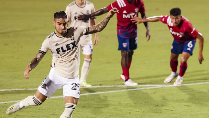 Cristian Arango cobra penal para LAFC en partido en contra de FC Dallas.