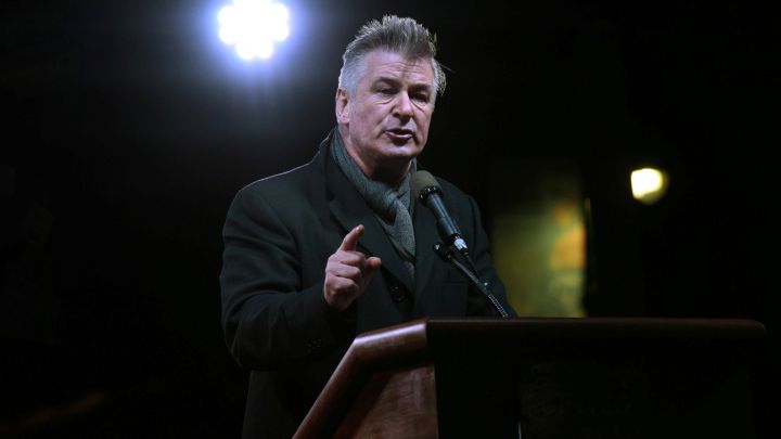 Alec Baldwin comenzó a lamentarse tras el accidente en el que murió Halyna Hutchins, preguntándose constantemente por qué le habían dado un arma cargada.
