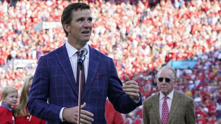 Eli Manning da un discurso en Ole Miss.