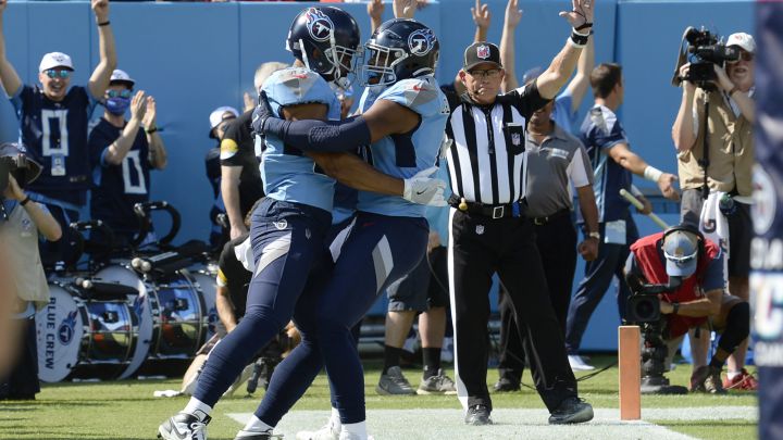 MyCole Pruitt festeja luego de anotar un touchdown.