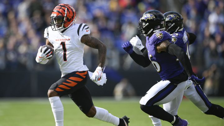 Ja'Marr Chase es perseguido por los defensivos de los Baltimore Ravens.
