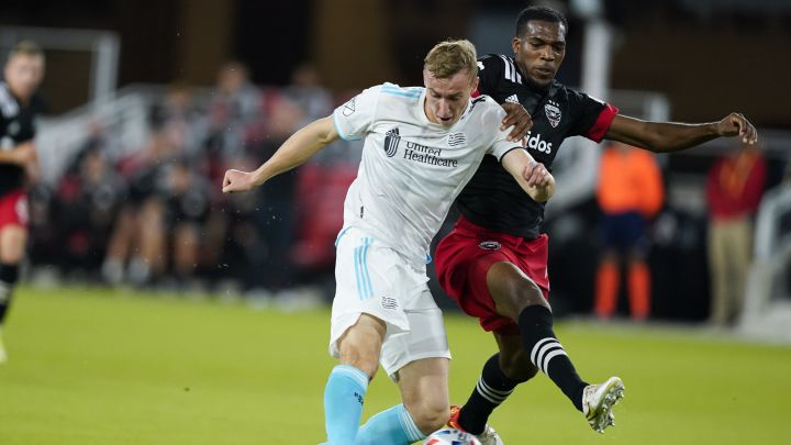 Adam Buksa dispara a gol en partido de New England Revolution ante D.C. United.
