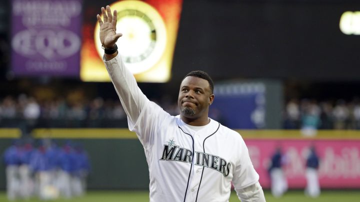 Ken Girffey Jr. saluda a los aficionados de los Mariners en un partido en el Safeco Field.