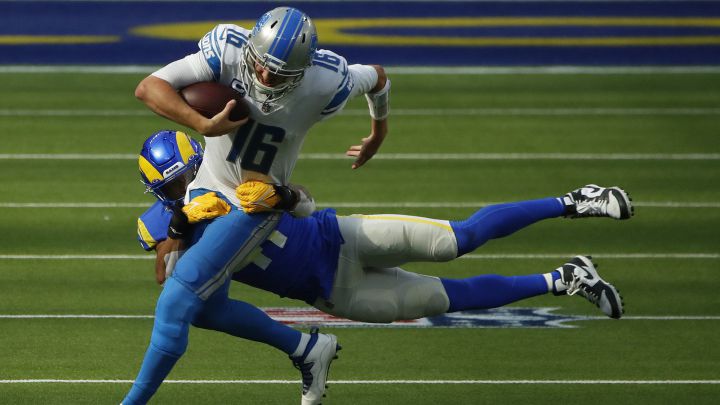 Kenny Young derriba a Jared Goff.