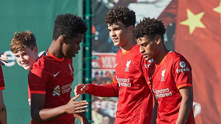 Keyrol Figueroa celebra con Stefan Bajcetic el cuarto gol de Liverpool ante Everton en la Premier League Sub-18.