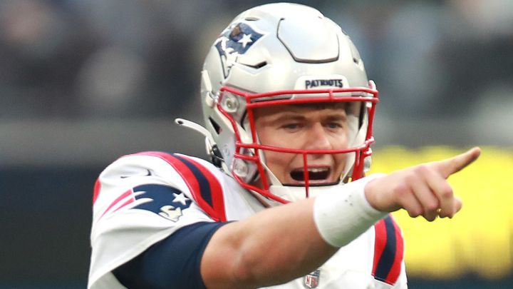 Mac Jones señala a un rival.