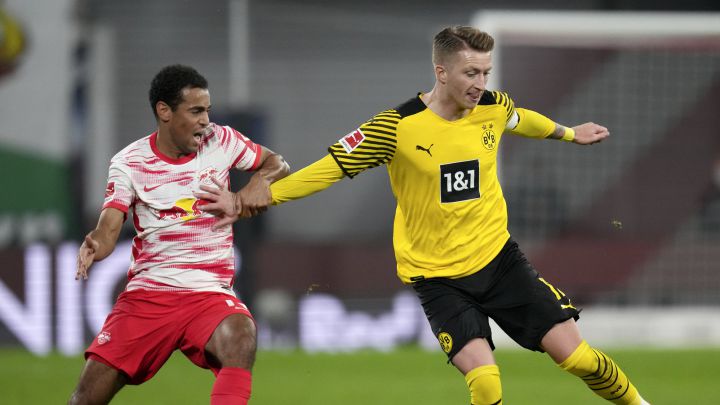 Tyler Adams busca quitarle el balón a Marco Reus en partido de RB Leipzig contra Borussia Dortmund.