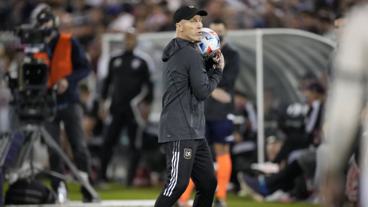 Bob Bradley busca regresar el balón para saque en partido de LAFC ante Colorado Rapids.