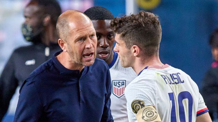 Gregg Berhalter da indicaciones a Christian Pulisic en final de CONCACAF Nations League.