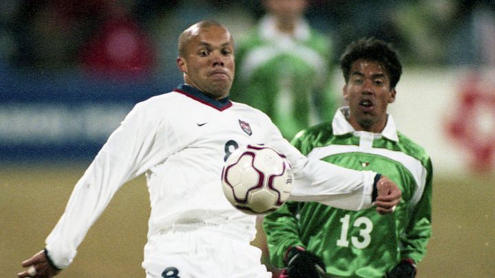 Earnie Stewart pelea un balón con Pável Pardo.