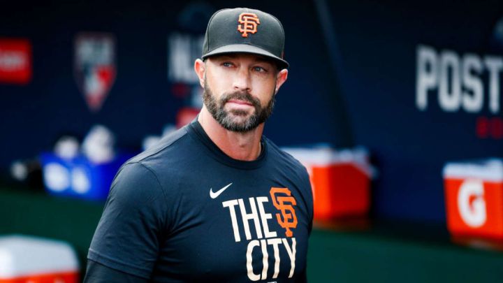 Gabe Kapler en el dugout de los Giants.